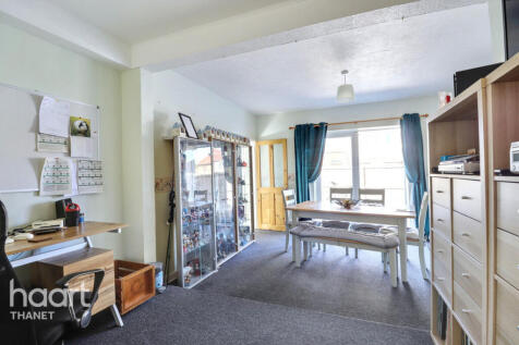 4 bedroom end of terrace house for sale