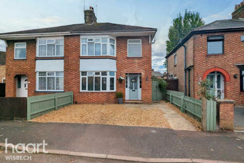 3 bedroom semi-detached house for sale