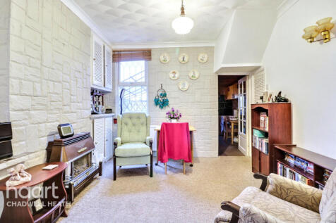Hainault Road, Romford 2 bed end of terrace house for sale