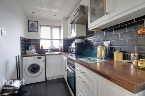 Plumtree Close, Dagenham 1 bed flat for sale