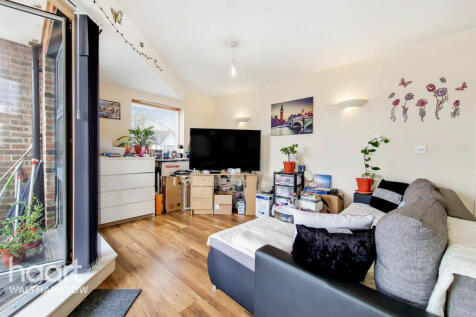 Chingford Mount Road, Chingford 2 bed apartment for sale