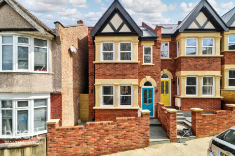4 bedroom end of terrace house for sale