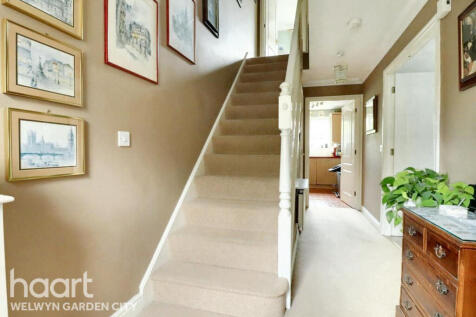 Sir John Newsom Way, Welwyn Garden City 3 bed terraced house for sale