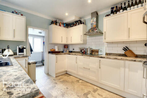 4 bedroom end of terrace house for sale