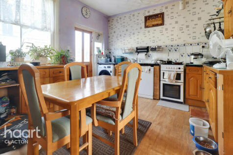 First Avenue, Walton On The Naze 2 bed terraced house for sale