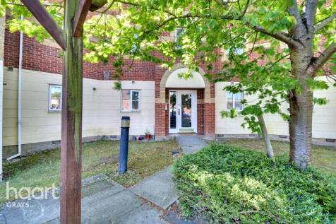Lennox Close, Grays 2 bed flat for sale