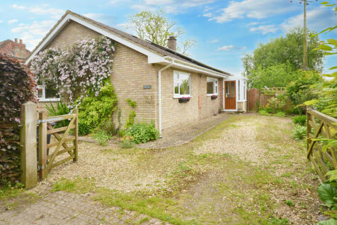 Barkwith Road, South Willingham LN8 6NN 2 bed detached bungalow for sale