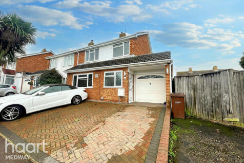 3 bedroom semi-detached house for sale