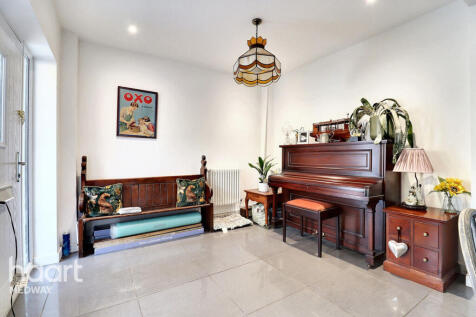 6 bedroom detached house for sale