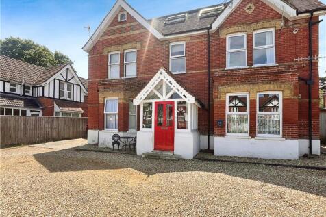 The Avenue, Totland Bay, Isle of Wight 2 bed apartment for sale