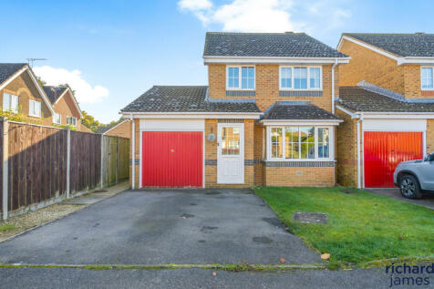 3 bedroom link detached house for sale