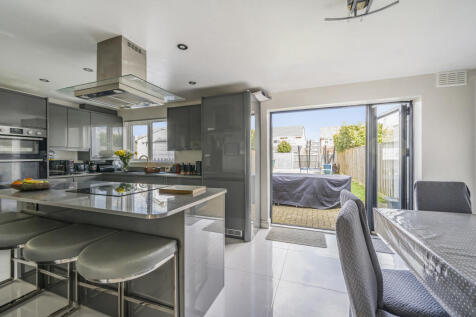 Longleaze, Royal Wotton Bassett, SN4 3 bed semi
