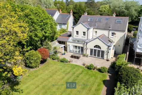 Piercing Hill, Theydon Bois CM16 5 bed detached house for sale