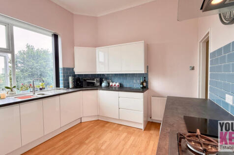 Earls Avenue, Folkestone, Kent CT20 2HA 2 bed flat for sale