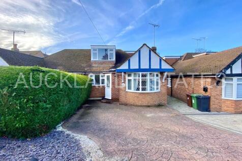 Oulton Crescent, Potters Bar EN6 3 bed semi