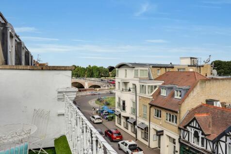 Bridge Road, East Molesey 3 bed apartment for sale