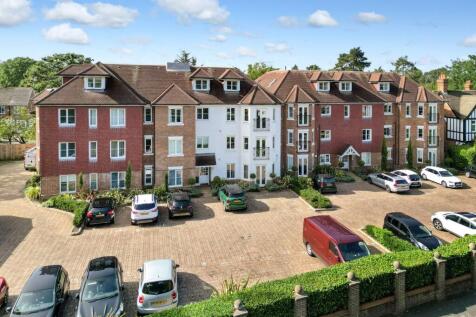 16 Oakwood Grange, 26 Oatlands Chase... 3 bed apartment for sale