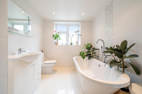 Beauly Way, Rise Park RM1 4 bed detached house for sale