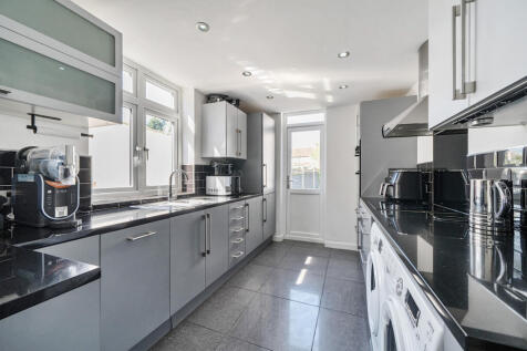 Eastern Avenue East, Havering RM1 4 bed semi