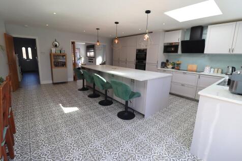 Wellington Road, Rayleigh, SS6 4 bed detached house for sale
