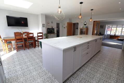 Wellington Road, Rayleigh, SS6 4 bed detached house for sale