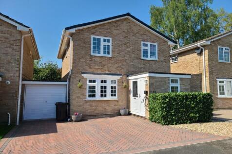 4 bedroom link detached house for sale