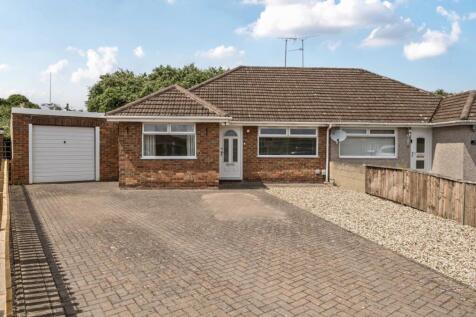 Whitelands Road, Stratton St... 3 bed semi