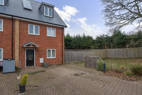 4 bedroom end of terrace house for sale