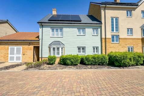 Henry Crescent, Rochford SS4 2 bed flat for sale