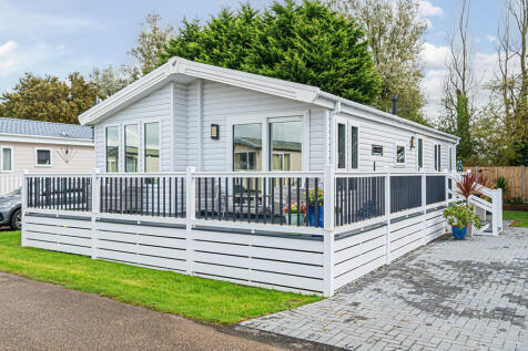 Goodwood Drive, Vinnetrow, Chichester 2 bed detached house for sale