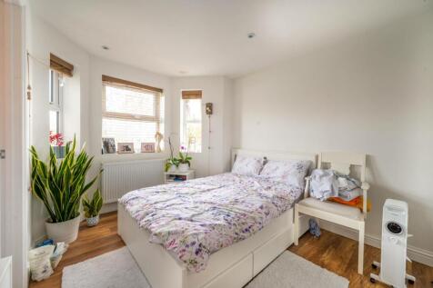 Romany Gardens, Walthamstow, London, E17 4 bed semi