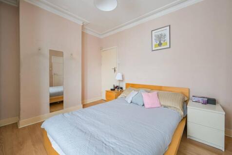 Newbury Road, Highams Park, London, E4 2 bed maisonette for sale