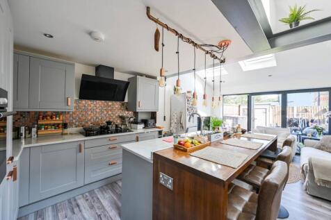 New Road, Chingford, London, E4 5 bed terraced house for sale