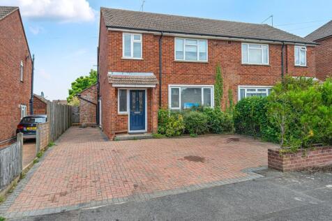 Green Lane, Farnham, Surrey, GU9 3 bed semi