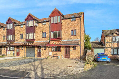 4 bedroom end of terrace house for sale