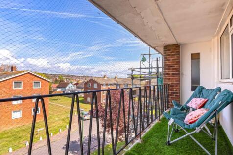 Meadway Court, Southwick, Brighton 2 bed maisonette for sale