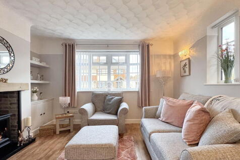 Lambourn Avenue, Widnes, WA8 5DE 3 bed semi