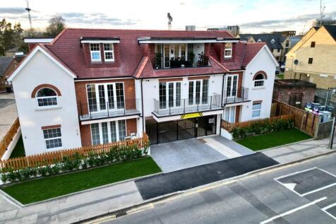 Drake Avenue, Surrey TW18 2 bed apartment for sale