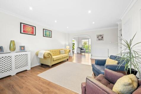 Haddon Close, Weybridge, KT13 3 bed end of terrace house for sale