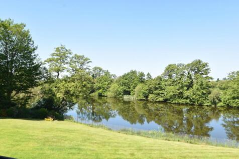 Vale Road, Weybridge, KT13 2 bed apartment for sale
