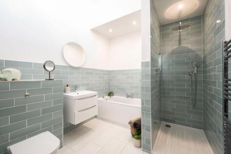 Kemble Close, Weybridge, KT13 2 bed terraced house for sale