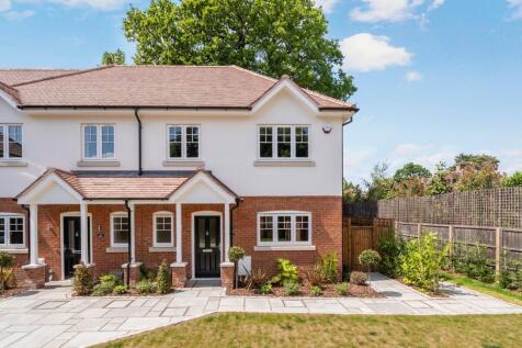 Queens Road, Weybridge, KT13 2 bed semi