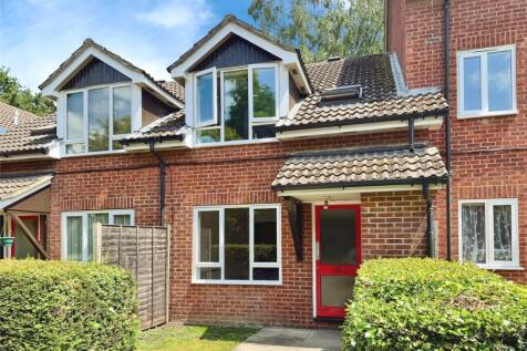 Seymour Court, Crowthorne, Berkshire 1 bed maisonette for sale