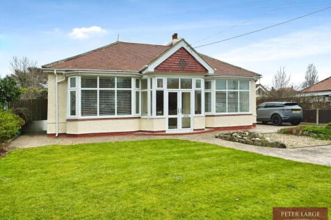 5 Pendyffryn Road, Rhyl, LL18 4RU 4 bed detached bungalow for sale