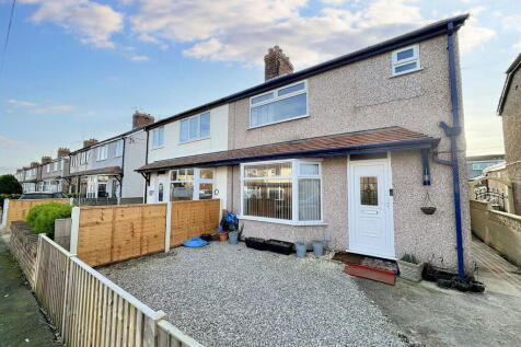 Clwyd Avenue, Abergele, LL22 7NF 3 bed semi