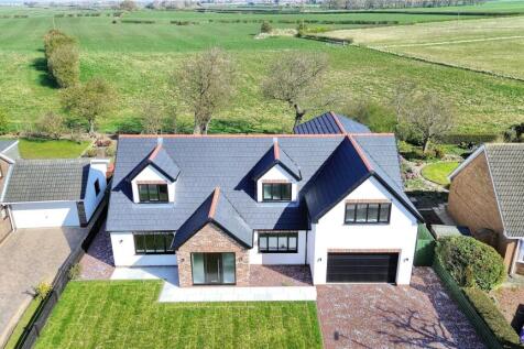 Falcon Walk, Hilton 5 bed detached house for sale