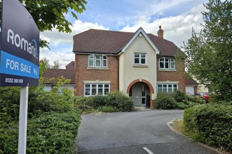 Turstin Drive, Fleet, Hampshire 5 bed detached house for sale