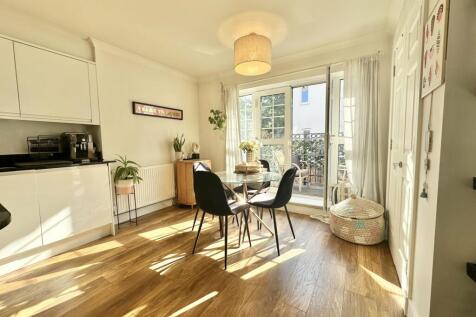 Crondall Place, Church Road, Fleet 1 bed apartment for sale