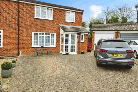 Paddock Court, Hartley Wintney, Hook 3 bed semi