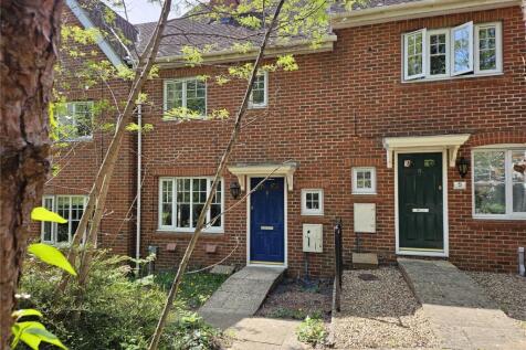 Wintney Street, Fleet, Hampshire 3 bed terraced house for sale